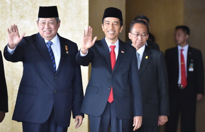 Tân tổng thống Joko Widodo (phải) và cựu tổng thống Susilo Bambang Yudhoyono trước khi bước vào buổi lễ nhậm chức của ông Widodo - Ảnh: AFP