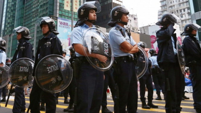 Cảnh sát Hồng Kong đang có mặt ở quận Mong Kok khi biểu tình đang leo thang -  Ảnh: Reuters