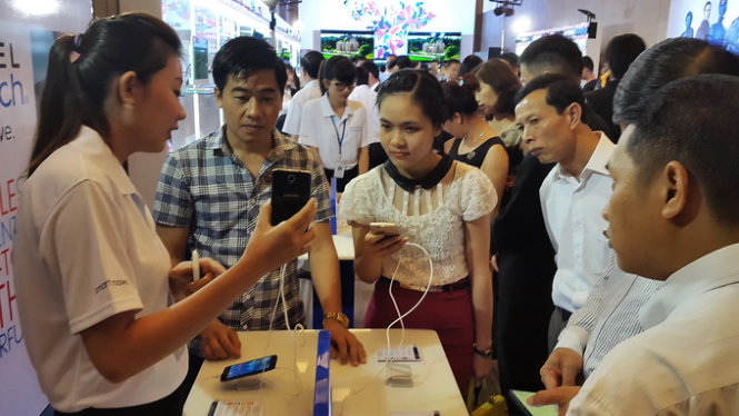 Đông đảo người dùng tìm hiểu chọn mua smartphone tại TPHCM - Ảnh: T.Trực