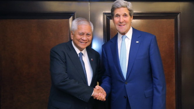 Ngoại trưởng Mỹ John Kerry bắt tay với Ngoại trưởng Philippines Albert del Rosario - Ảnh: Reuters