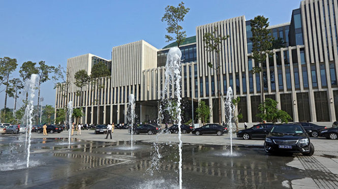 Đài phun nước tô điểm trong khuôn viên nhà Quốc Hội - Ảnh: Việt Dũng