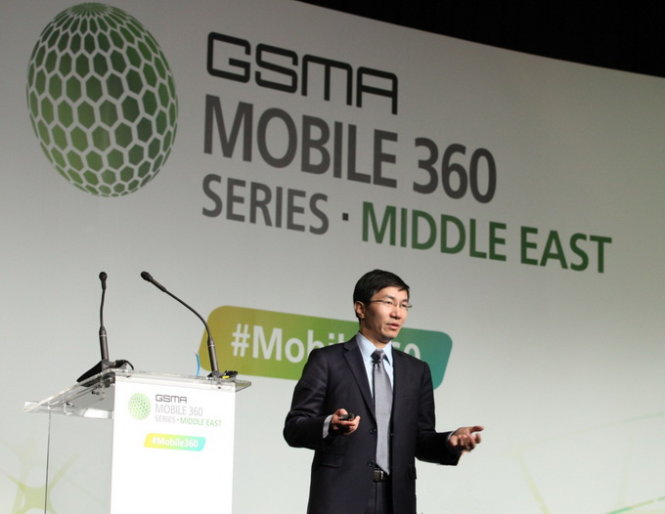 Ông Ying Weimin, Chủ tịch bộ phận Nghiên cứu và Phát triển Mạng Vô tuyến của Huawei trình bày về kế hoạch thương mại hóa mạng 4,5G tại Hội thảo GSMA Mobile 360 series ở Dubai