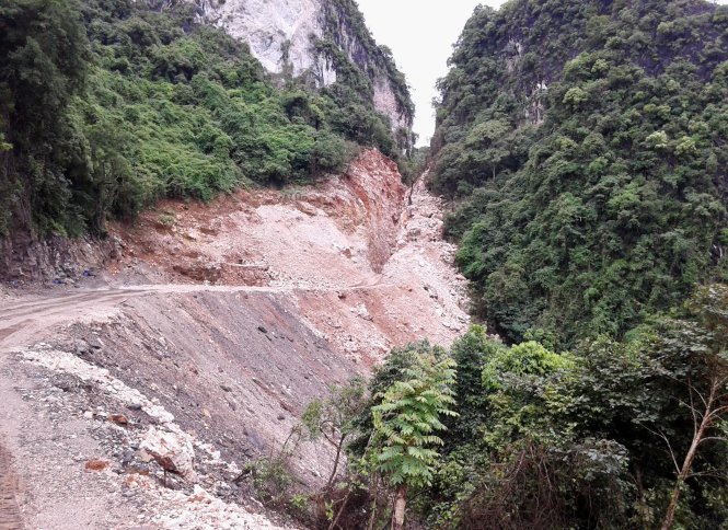 Con đường chạy dưới chân núi vùng đệm di sản vịnh Hạ Long - ảnh: Giang Long