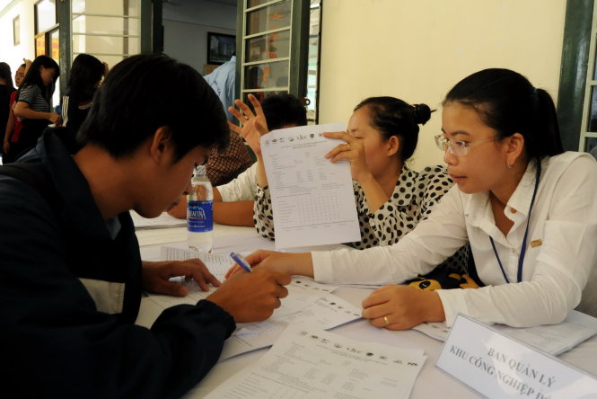 Các học viên trường CĐ Lilama 2 trao đổi với đại diện các trường Nhật ngữ tại Ngày hội tư vấn du học và hướng nghiệp Việt - Nhật năm 2014. - Ảnh: A Lộc