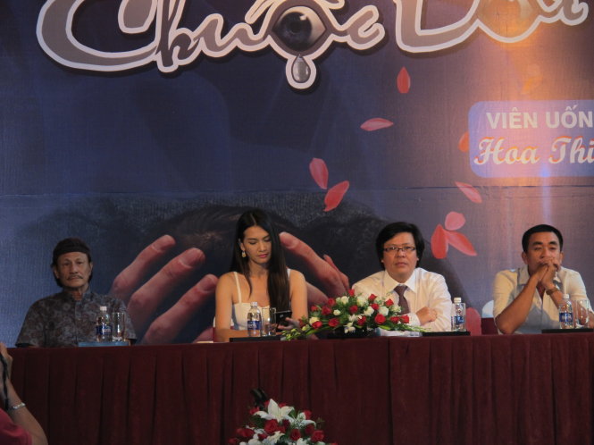Từ trái qua: đạo diễn Lê Cung Bắc- cố vấn chuyên môn cho bộ phim, diễn viên Anh Thư vai Chi Mai, giám đốc sản xuất Vũ Phong, đạo diễn Bùi Nam Yên trong buổi ra mắt đoàn phim