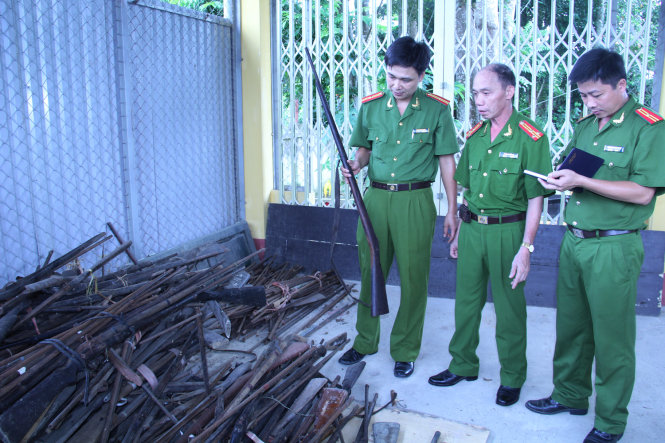 Số súng cồn tự chế bắn đạn bi sắt rất nguy hiểm, vừa được Công an huyện Bá Thước (Thanh Hóa) thu giữ - Ảnh: Hà Đồng.