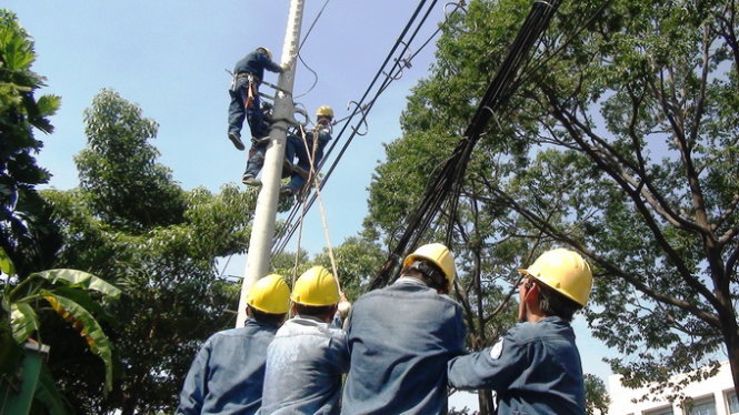 Các nhân viên điện lực đang sửa lại đường dây - Ảnh Hải Hiếu