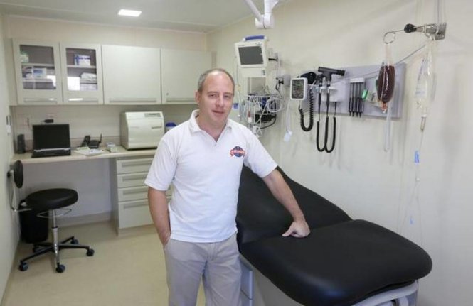 Anh Mike Wawrzewski, sáng lập viên tổ chức “Clinic in a Can” đứng bên trong một trong các phòng khám chữa bệnh được làm từ một container - Ảnh: Kansas
