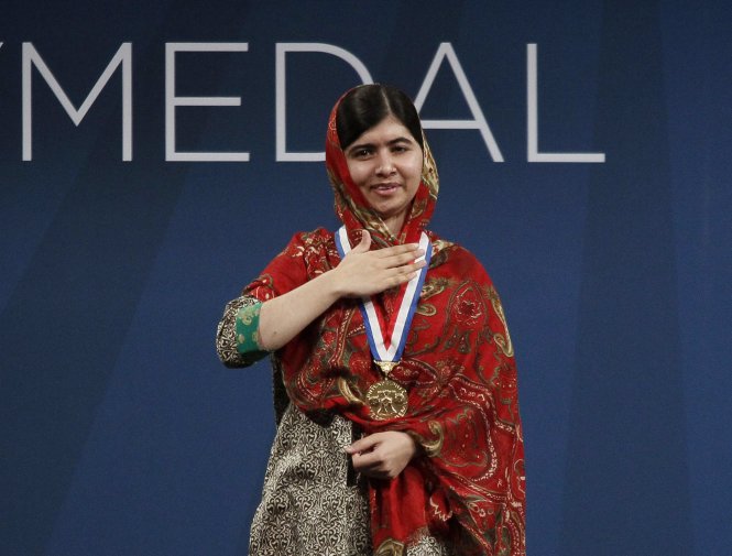 Malala Yousafzai tại lễ trao Huy chương Tự Do tại Philadelphia (Mỹ) - Ảnh: Reuters