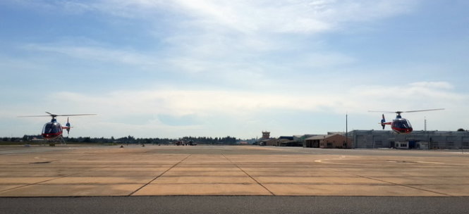 Hai máy bay Cabri G2 của Trung tâm huấn luyện (Tổng công ty trực thăng VN) bay biểu diễn sau lễ ra mắt sáng 22-10. Ảnh: Đông Hà