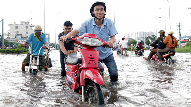Trận mưa chiều 23-10 khiến đường An Dương Vương (Q.8, TP.HCM) nước ngập gần 0,5m - Ảnh: Tiến Long