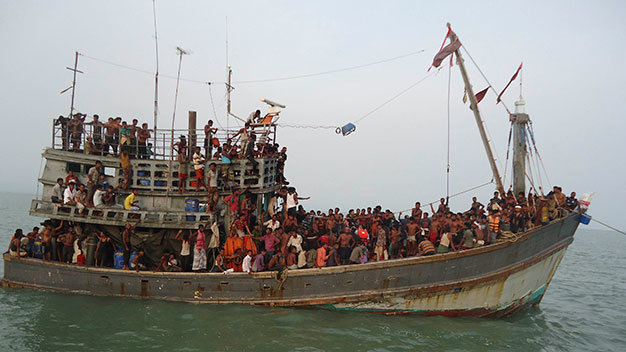 Con tàu chở nạn nhân bị bắt cóc được tuần duyên Bangladesh giải cứu hồi tháng 6-2014 - Ảnh: Reuters
