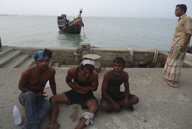 Các nạn nhân bị thương tật trên con tàu chở nô lệ được tuần duyên Bangladesh giải cứu hồi tháng 6-2014 - Ảnh: Reuters