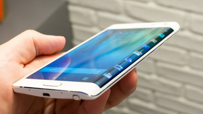 Samsung Galaxy Note Edge, smartphone màn hình cạnh độc đáo được giới thiệu tại Hội chợ công nghệ IFA 2014 tại Berlin, Đức - Ảnh: LoadTheGame