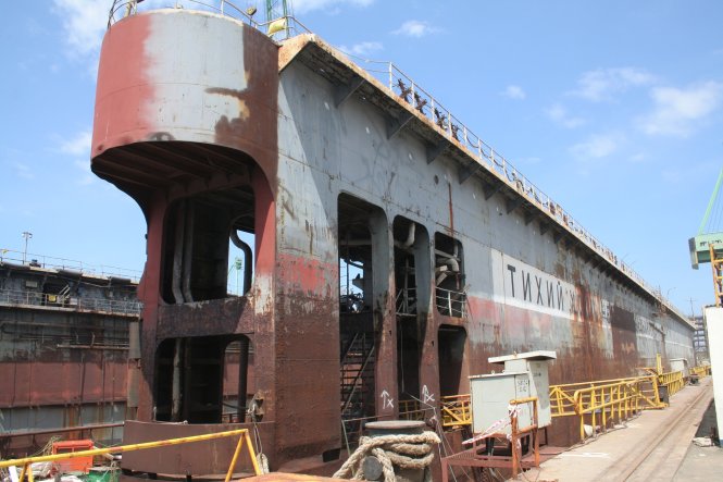 Ụ nổi 83M khi mới mua đưa về sửa chữa tại nhà máy tàu biển Hyundai Vinasin ở Khánh Hòa. - Ảnh: Phan Sông Ngân    