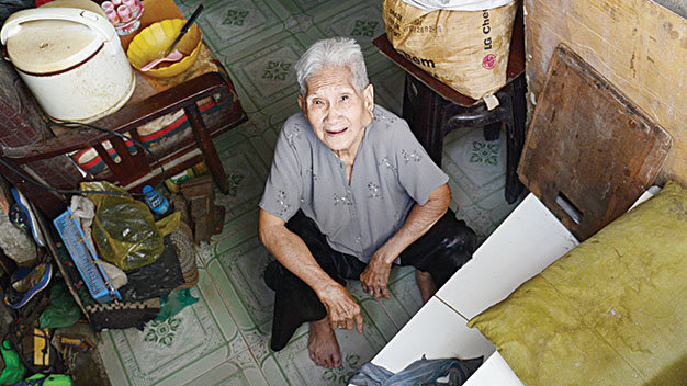 Bà Nguyễn Thị Tý (78 tuổi, 1007/3 Lò Gốm, Q.6, TP.HCM) rất ít khi ra khỏi nhà vì phải leo lên rất khó khăn