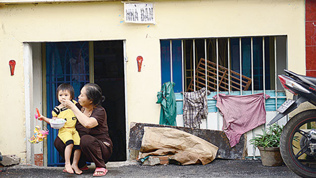 Hai bà cháu bà Phạm Thị Tỵ, nhà số 17 lô C đường Phạm Văn Chí, Q.6, TP.HCM trước ngôi nhà đang rao bán của mình