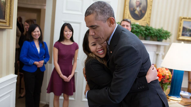 Tổng thống Mỹ ôm chặt Nina Phạm trước sự chứng kiến của mẹ và em gái Nina tại phòng Bầu dục - Ảnh: Nhà Trắng