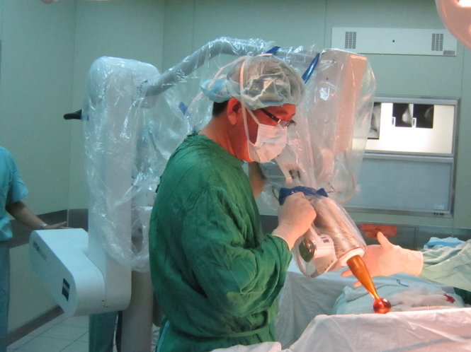 Xạ trị đích trong mổ với hệ thống Intrabeam cho bệnh nhân ung thư vú tại Bệnh viện Trung ương Huế - Ảnh: Nguyên Linh