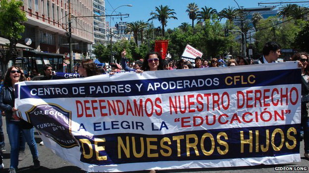 Phụ huynh biểu tình phản đối cải cách giáo dục tại Chile Ảnh: Gideon Long