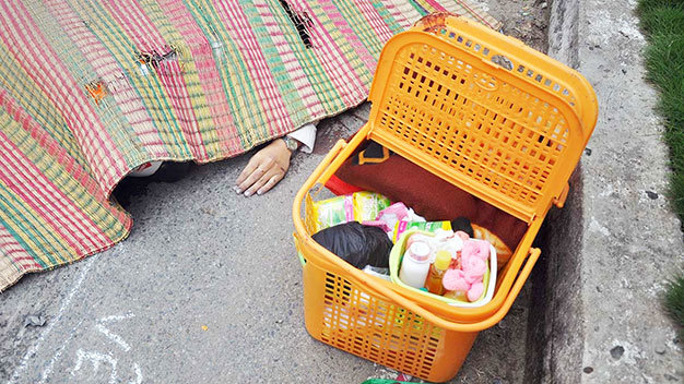Mẹ: thi thể chị Nguyễn Thị Kim Ngọc tại hiện trường, bên cạnh là giỏ đồ chuẩn bị cho cháu bé chào đời