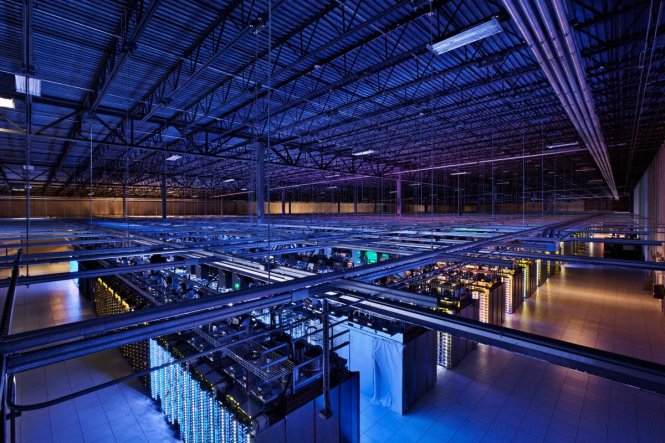 Bên trong trung tâm dữ liệu của Google tại Council Bluffs, bang Iowa (Mỹ), rộng hơn 10.683 m2. Những máy chủ này vận hành các dịch vụ như YouTube và tìm kiếm - Ảnh: Google