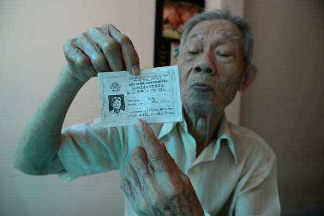 Cụ Nguyễn Văn Sáng (90 tuổi) bị từ chối khám chữa bệnh diện BHYT vì CMND đã cũ - Ảnh: H.Khoa
