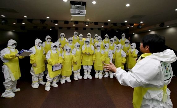 Bác sĩ và y tá thực tập chống dịch Ebola tại Trung tâm Y khoa quốc gia ở Seoul (Hàn Quốc) - Ảnh: NMC