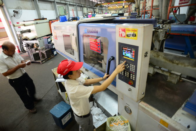 Phần lớn doanh nghiệp sản xuất trong ngành nhựa đều sử dụng máy ép nhựa nhập khẩu từ nước ngoài. Trong ảnh: sử dụng máy ép nhựa nhập khẩu từ Đài Loan của Công ty TNHH Nhựa Chợ Lớn - Ảnh: T.T.D.