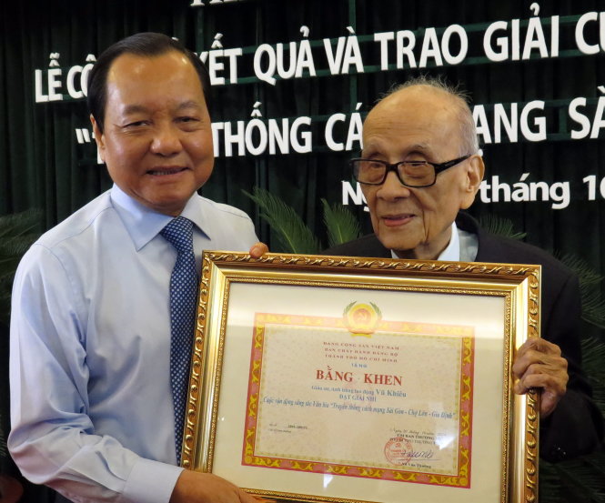 Bí thư Thành ủy Lê Thanh Hải (trái) trao giải nhì cho GS, Anh hùng lao động Vũ Khiêu - Ảnh: L.Điền