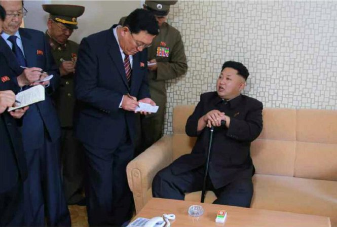 Ông Kim Jong Un tái xuất hiện trước công chúng với một chiếc gậy trên tay nhưng vẫn luôn giữ hình ảnh lãnh đạo quen thuộc là ra chỉ đạo và các quan chức cấp dưới ghi chép - Ảnh: AFP
