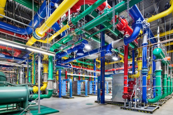 Đây là Trung tâm dữ liệu Google đặt tại bang Oregon, ấn tượng với những ống màu sắc - Ảnh: Google