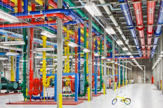 Bên trong Trung tâm dữ liệu Google tại Douglas County, các ống màu truyền dẫn nước (gửi và nhận) để làm mát. Xe đạp là phương tiện di chuyển giữa trung tâm khổng lồ này - Ảnh: Google