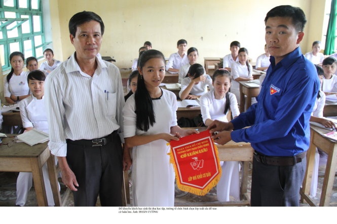 Trường tổ chức bình chọn lớp xuất sắc để trao cờ luân lưu - Ảnh: Đoàn Cường