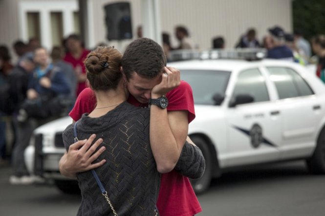 Học sinh bàng hoàng sau vụ xả sung tại quán cà phê của trường Marysville - Ảnh: AFP