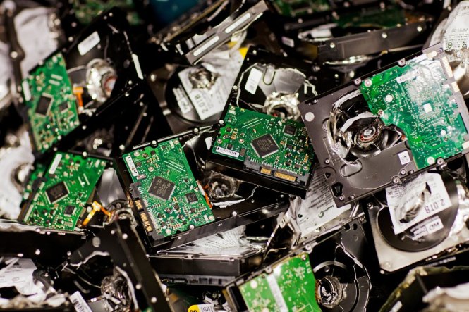Các ổ đĩa cứng (HDD) hư hỏng bị phá hủy. Khâu phá hủy rất quan trọng nhằm giúp dữ liệu người dùng an toàn - Ảnh: Google