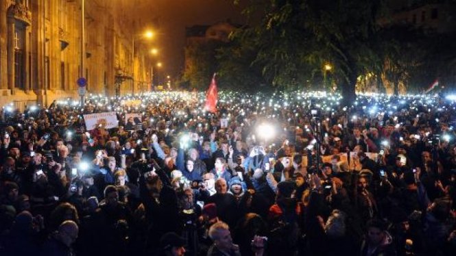 Người biểu tình thắp sáng đường phố với ánh đèn điện thoại di động - Ảnh: AFP