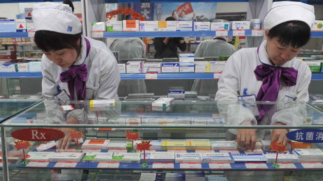Một dược sĩ đang làm việc trong nhà thuốc ở Trung Quốc - Ảnh: Reuters