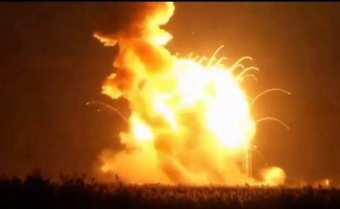Quả tên lửa Antares nổ tung trên bầu trời sau sáu giây rời bệ phóng - Ảnh: Reuters