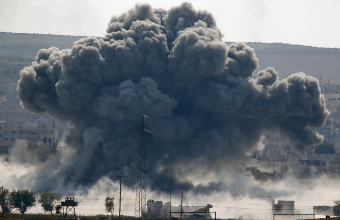 Khói bốc lên mù mịt từ thị trấn Kobani sau một đợt không kích của Mỹ - Ảnh: Reuters