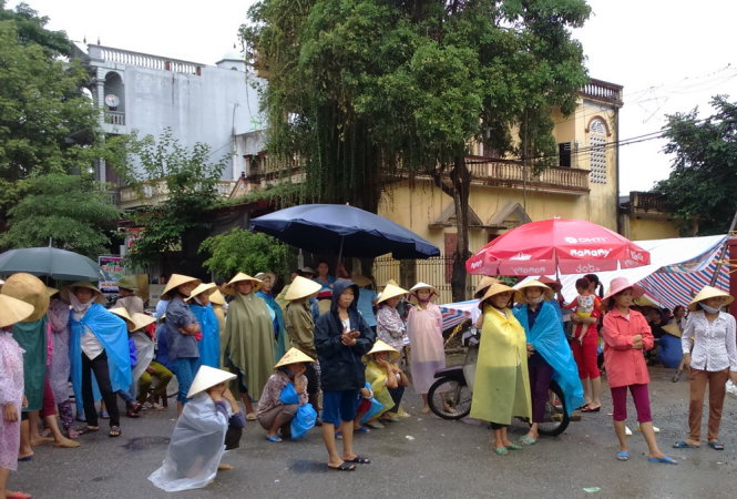 Chiều 28- 10, rất đông người dân vẫn tụ tập trước cổng UBND xã Yên Tâm, huyện Yên Định (Thanh Hóa) - Ảnh: Hà Đồng.