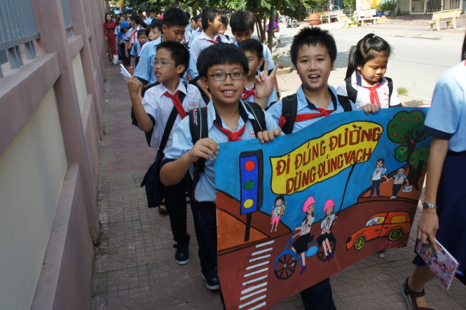 Các em học sinh Trường tiểu học Phước Bình và Trường THCS Phước Bình (Q.9) đi bộ cổ động thói quen đi bộ đến trường - Ảnh: Hải Thi