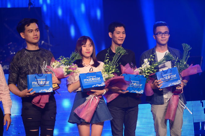 Các tác giả nhận giải bài hát Việt tháng 10 - Ảnh: Quang Định