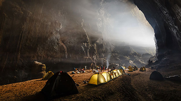 Du khách cắm trại ngủ qua đêm trong hang động Sơn Đoòng - Ảnh: Ryan Deboodt