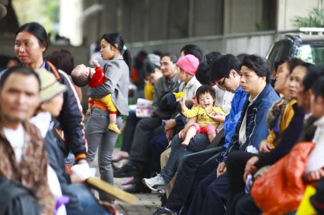 Người dân chờ đợi khám bệnh tại Bệnh viện Bạch Mai (Hà Nội) - Ảnh: Nguyễn Khánh
