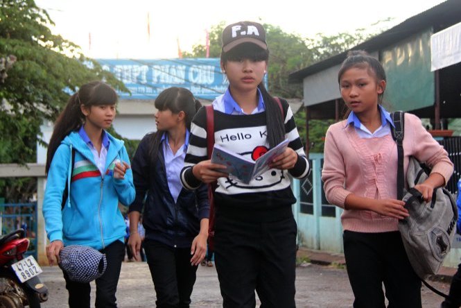 Học sinh Trường THPT Phan Chu Trinh (huyện Ea H’Leo, Đắk Lắk) giờ tan trường - Ảnh: Tr.Tân