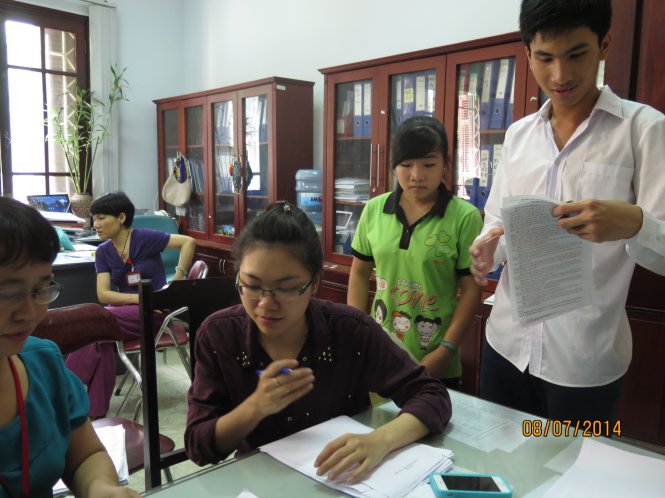 Thí sinh thi vào Trường ĐH Y Hà Nội năm 2014 nộp bổ sung các giấy tờ để hưởng ưu tiên trong ngày làm thủ tục dự thi ĐH - Ảnh: Ngọc Hà