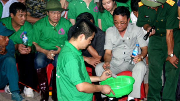 “Cậu Thủy”(mang áo trắng xám, ngồi) cùng Ngân hàng chính sách xã hội Việt Nam chỉ đạo quy tập hài cốt “liệt sĩ” tại thôn Lâm Xuân, Gio Mai, Quảng Trị - Ảnh: Lan Chi