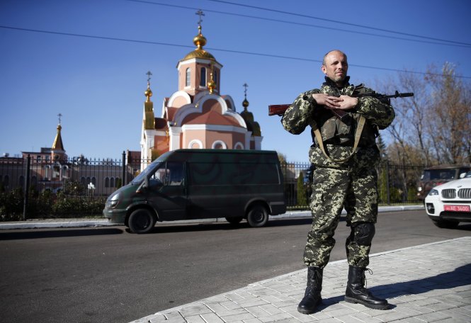 Lực lượng ly khai canh gác trên phố ở Makiivka, ngoại vi Donetsk ngày 29-10 - Ảnh: Reuters