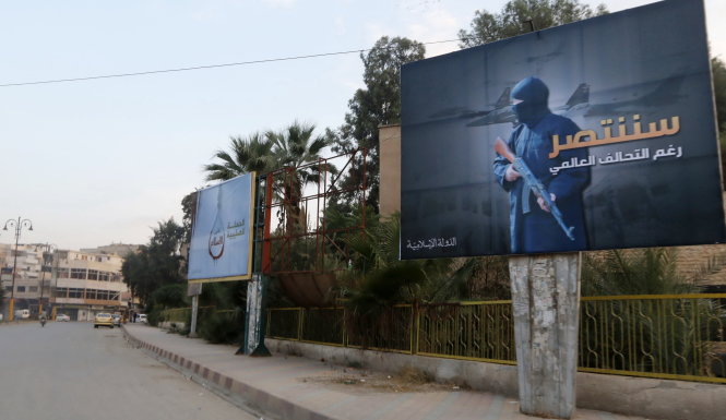 Những tấm biển quảng bá IS được dựng lên ở thành phố Raqqa tại Syria - Ảnh: Reuters